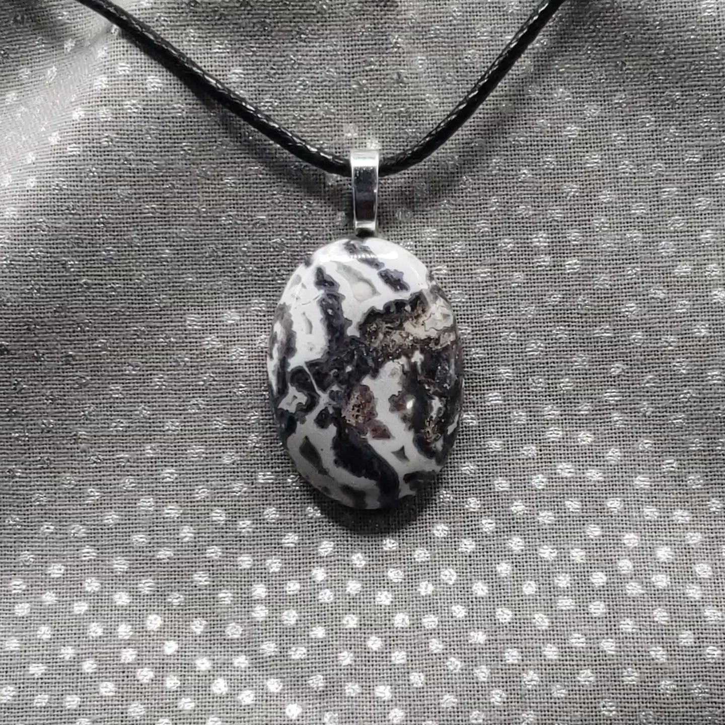 CJ00042 Black & White Jasper Pendant vid