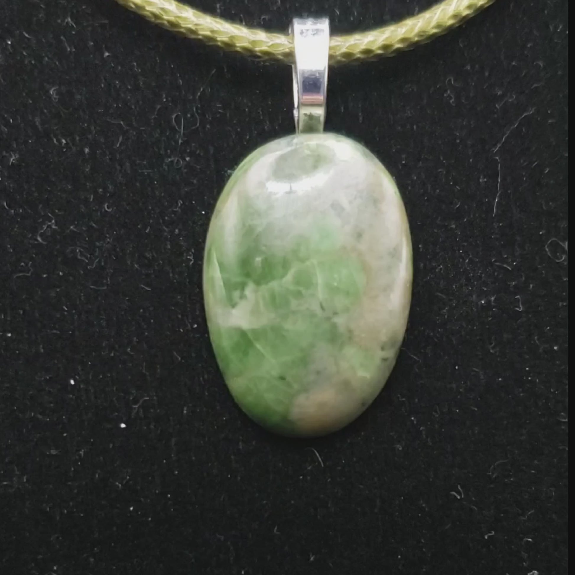 Serpentine Pendant CJ00038 vid